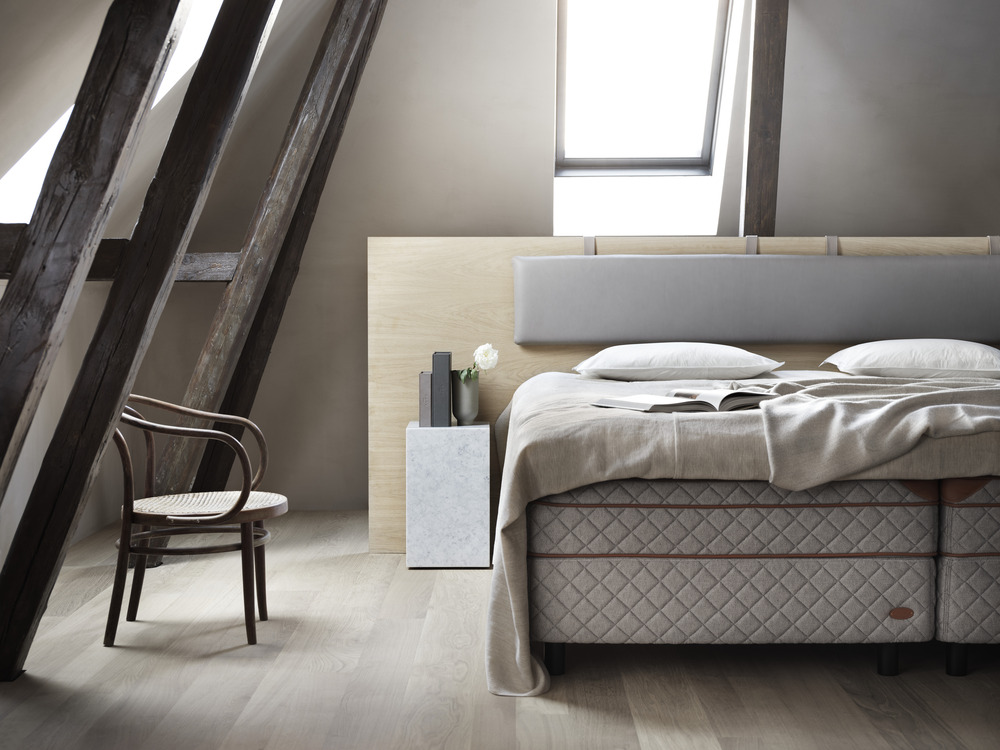 During pregnancy, many women experience difficulties falling asleep or staying asleep due to discomfort or movement from a partner. The Duxiana mattress excels in motion isolation, ensuring that movements on one side of the bed do not disturb the other. This is especially important for pregnant women who may need to adjust their position frequently or wake up during the night to use the bathroom. With Duxiana, you can rest assured that you'll enjoy uninterrupted, restful sleep, no matter how much your partner moves, benefiting both people in the bed.