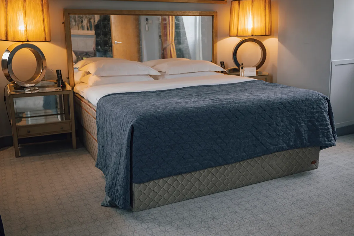 Hormonal fluctuations during pregnancy can lead to frequent temperature changes, often leaving women feeling too hot or too cold throughout the night. The Duxiana mattress is designed with breathable fabrics and temperature regulating materials that help keep you comfortable, no matter your body's internal thermostat. This is especially important in the hot and humid climate of Singapore.