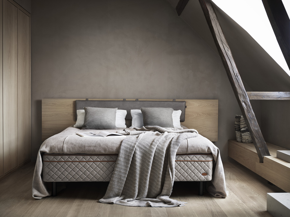 Setara mattresses also cater to those looking for luxury and high quality sleep systems. Setara focuses on craftsmanship, often featuring memory foam and hybrid designs. While Setara provides a comfortable and supportive sleep experience, it does not match the level of advanced sleep technology that Duxiana incorporates. Setara's key focus is on comfort, but its offerings do not extend to the same level of sleep performance and personalisation that Duxiana provides. Setara beds might appeal to individuals seeking traditional comfort, but they lack the deep sleep optimisation that Duxiana's technology delivers.
