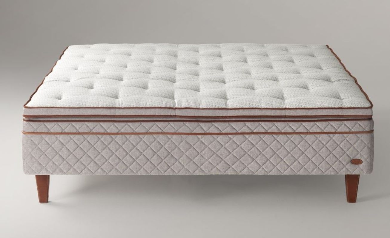 DUX 3003 is our most outstanding single mattress bed. The high level of comfort stems from the interaction between two DUX innovations – the DUX spring system with thousands of interconnected coils, and our unique Pascal system with interchangeable spring cassettes for easily adapting the bed to suit individual circumstances. DUX 3003 has a high set of springs for exceptionally deep suspension.