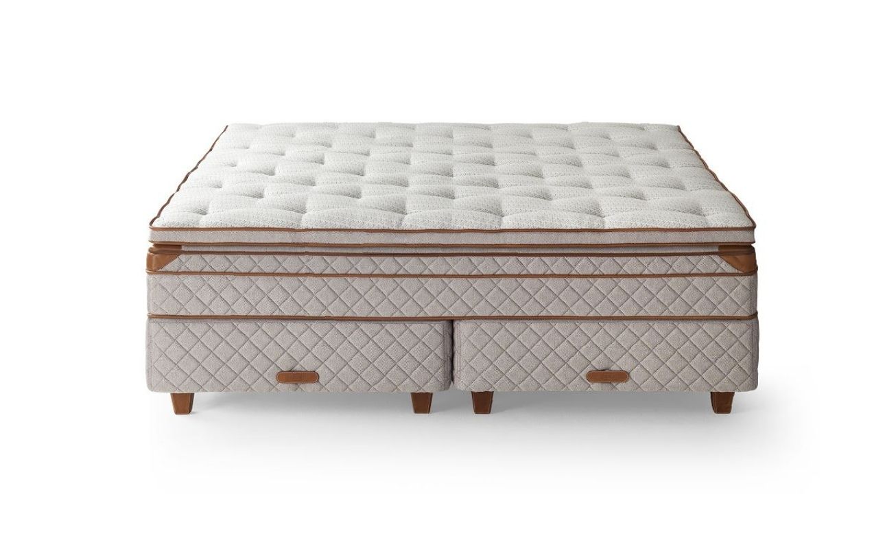The DUX 8008 is the result of more than nine decades of research and development, bringing you comfort that you have only found in your dreams.This dreamy bed has nearly four times as many springs as the average bed and has more customisation options than all other beds in the market. Thanks to the numerous layers of the DUX spring system, which comprises of thousands of interconnected and dynamically interacting springs, the 8008 offers unparalleled deep suspension.
The six Pascal cassettes within are organised according to the body three zones of comfort: legs, hips and shoulders. For maximum relief and recovery, the DUX 8008 offers lumbar support as well, which can also be individualised.