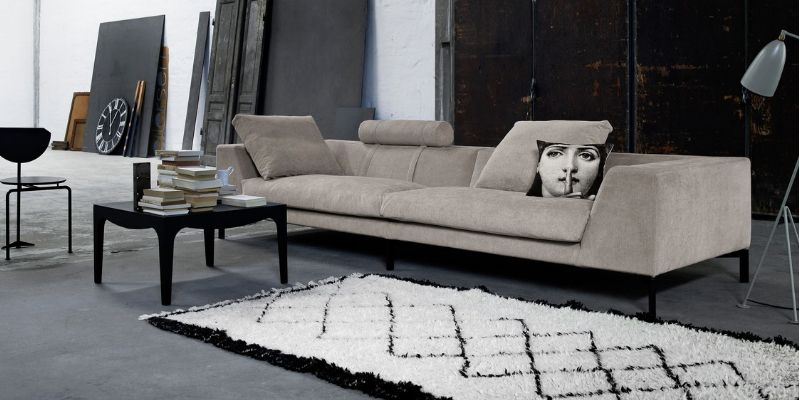 Sofa Orion Eilersen in grey with white rug