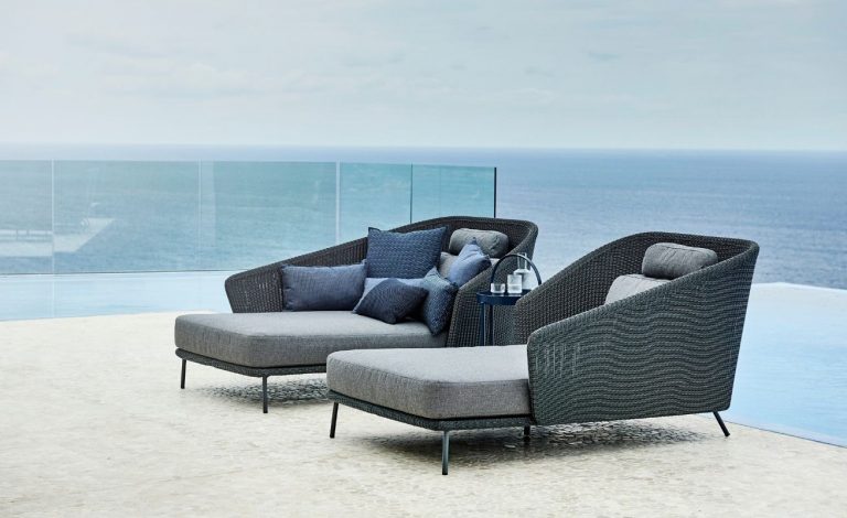 Cane-line Mega Outdoor Daybed in Dark Grey with Light Grey Cushions