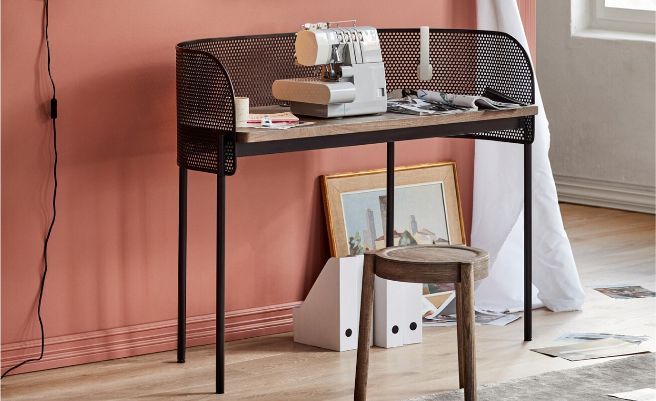 Northern Lighting Shelter Desk